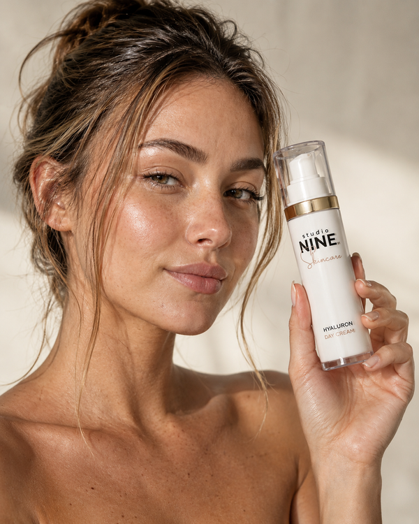Model mit glowy Haut und NINE99 Hyaluron Day Cream