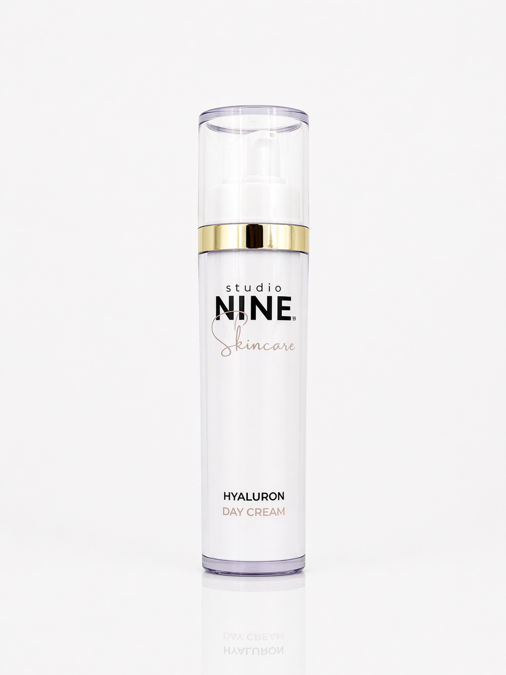 Model mit glowy Haut und NINE99 Hyaluron Day Cream
